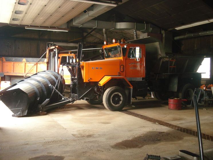 http://www.badgoat.net/Old Snow Plow Equipment/Trucks/FWD Trucks/FWD's of Upstate New York/GW744H558-7.jpg